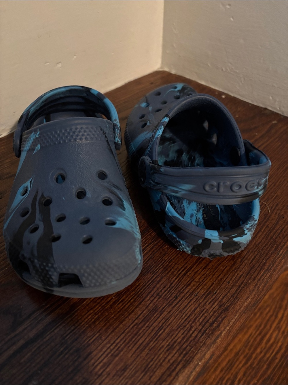 CROCS 9 Toddler Classic Clog - Navy with Light Blue Marble